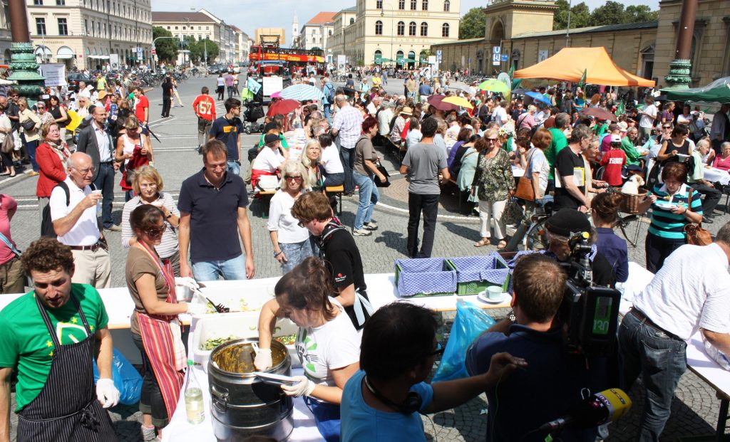 Aktionstag "Teller statt Tonne" gegen Lebensmittelverschwendung auf dem Odeonsplatz in München