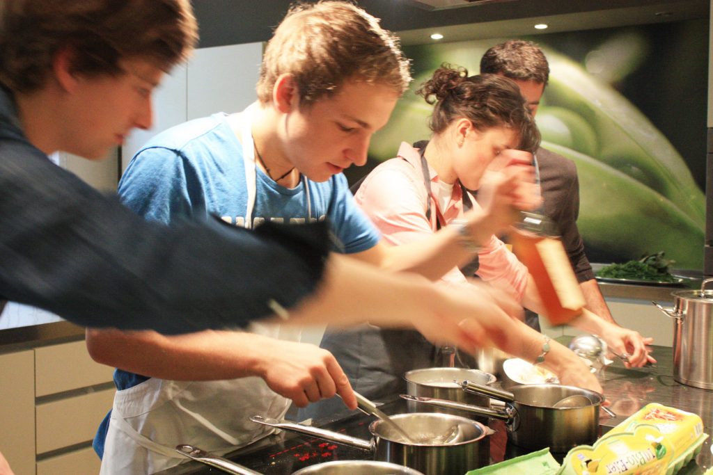 Veranstaltung „Kochen mit Studenten“ unter der Leitung von Flora Hohmann in der Kustermann-Kochschule am Viktualienmarkt